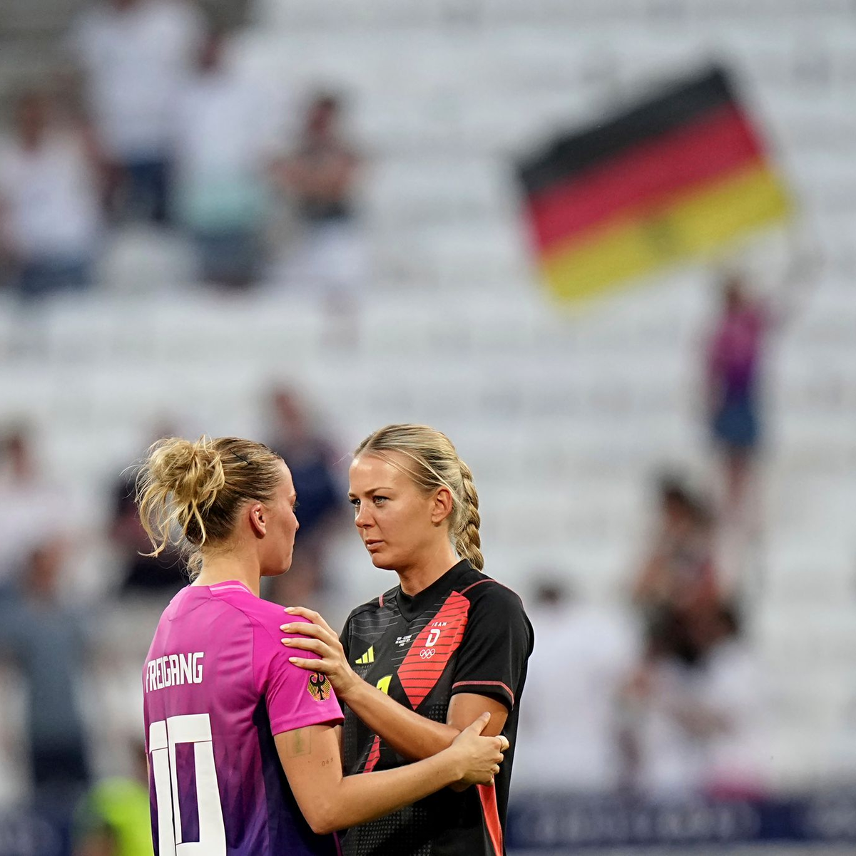 Jetzt gegen Spanien gefordert: Horst Hrubesch, Sydney Lohmann und Giulia Gwinn (von rechts). - Foto: Laurent Cipriani/AP
