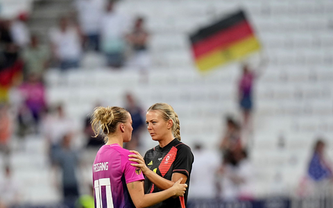 Bitter entäuscht: Horst Hrubesch, Sydney Lohmann und Giulia Gwinn. - Foto: Laurent Cipriani/AP