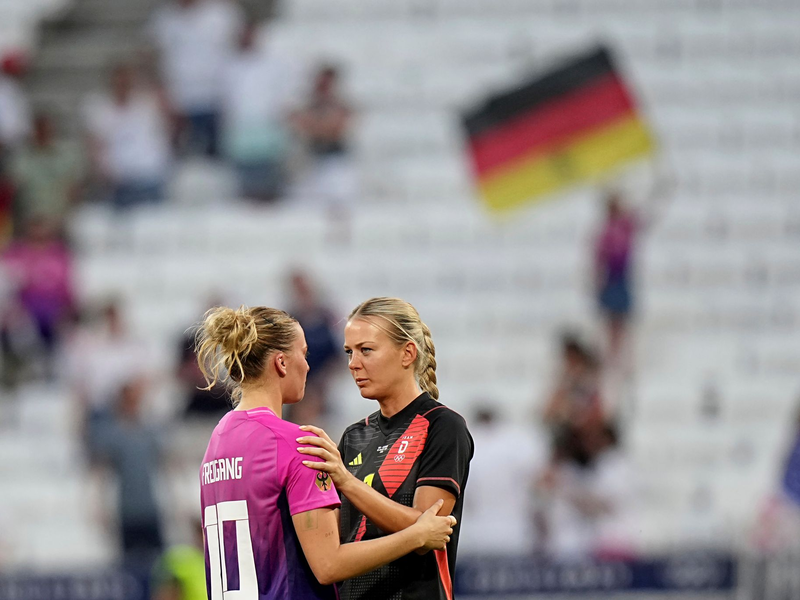 Bitter entäuscht: Horst Hrubesch, Sydney Lohmann und Giulia Gwinn. - Foto: Laurent Cipriani/AP