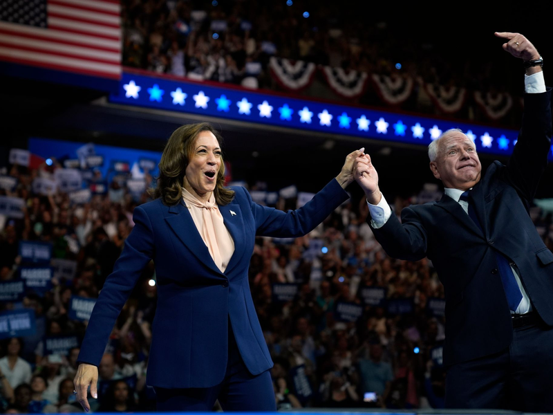 Walz soll für Harris vor allem weiße männliche Wähler ansprechen. - Foto: Matt Rourke/AP/dpa