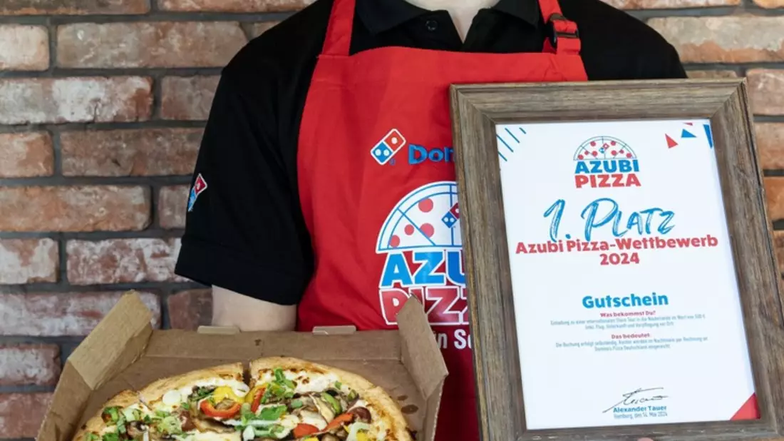 Domino's bringt Azubi Gewinner-Pizza 2024 aufs Menü / Ab dem 07. August erhältlich: Unsere Azubi Pizza 2024 - Nach einer Kreation von Wettbewerbsgewinner Justin aus Cottbus - Bild: presseportal.de