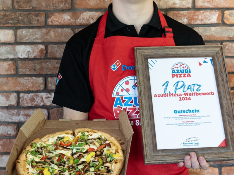 Domino's bringt Azubi Gewinner-Pizza 2024 aufs Menü / Ab dem 07. August erhältlich: Unsere Azubi Pizza 2024 - Nach einer Kreation von Wettbewerbsgewinner Justin aus Cottbus - Foto: presseportal.de