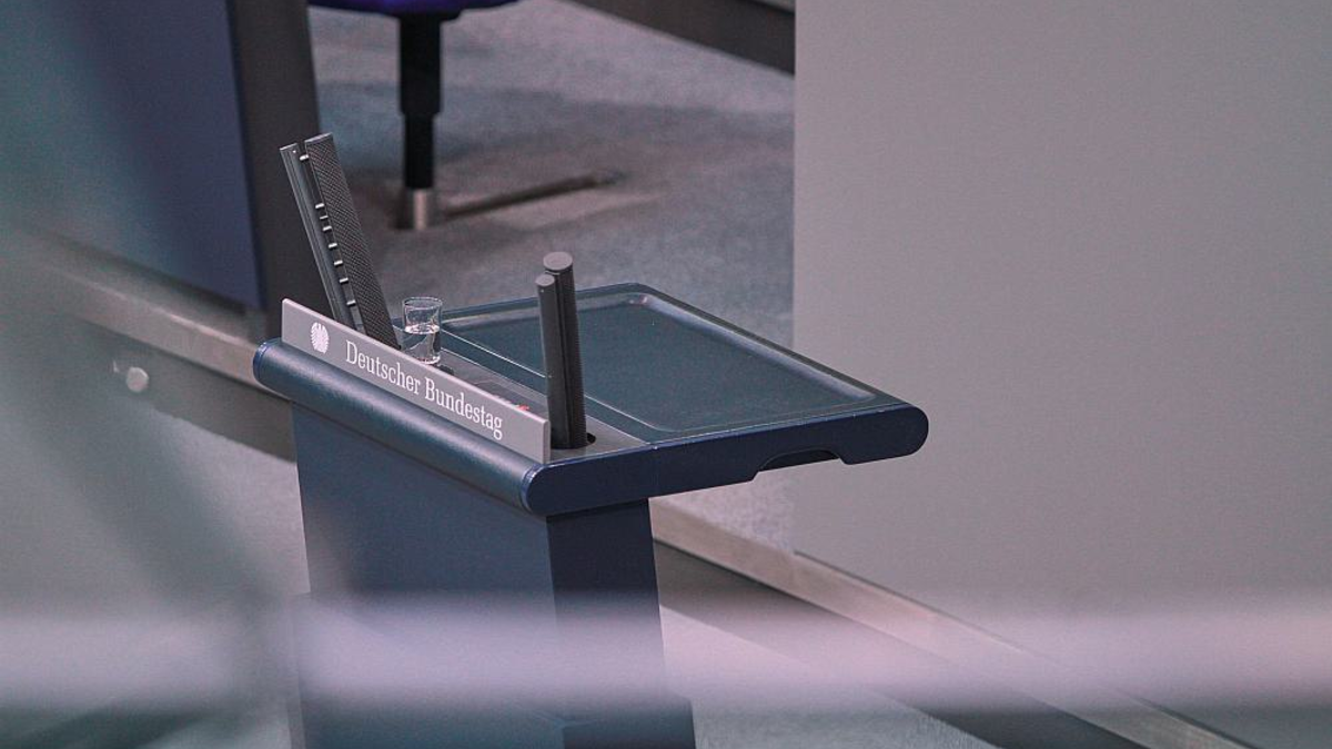 Rednerpult im Deutschen Bundestag (Archiv) - Foto: über dts Nachrichtenagentur