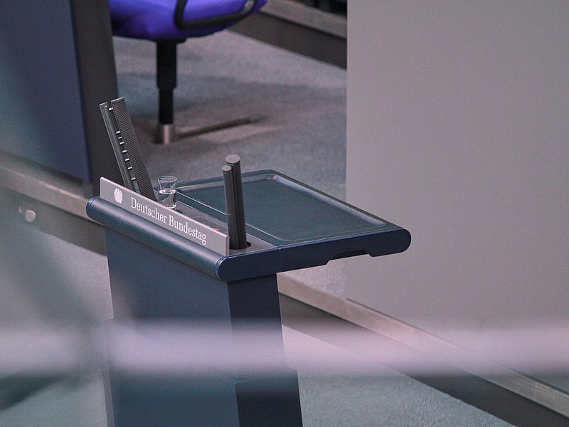Rednerpult im Deutschen Bundestag (Archiv) - Foto: über dts Nachrichtenagentur