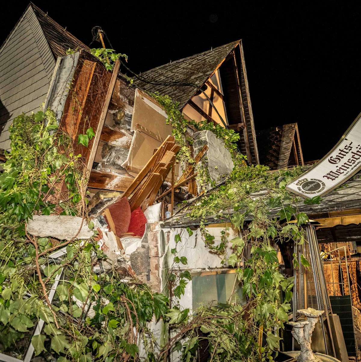 Rund 250 Einsatzkräfte sind am Unglüksort in Kröv.  - Foto: Christian Schulz/Foto Hosser/dpa