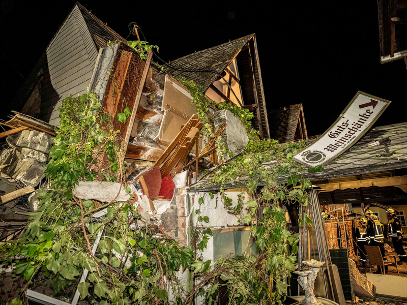 Nach Stunden unter Trümmern kommt Hilfe für einige der Verschütteten. - Foto: Christian Schulz/Foto Hosser/dpa