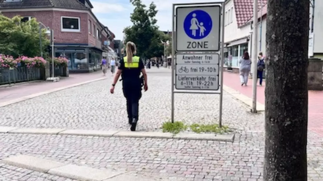 POL-ROW: ++ Radfahrer und Fahrer von E-Scootern in der Fußgängerzone - Polizei verstärkt Kontrollen ++ - Bild: presseportal.de