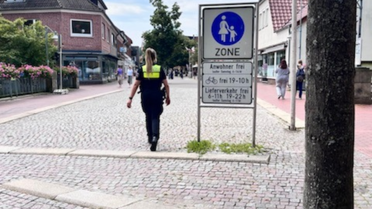 POL-ROW: ++ Radfahrer und Fahrer von E-Scootern in der Fußgängerzone - Polizei verstärkt Kontrollen ++ - Foto: presseportal.de