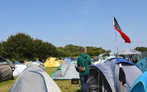 In diesem Jahr haben die Punks ein spezielles Zelt für Konzerte, in dem auch Equipment gelagert wird. Auch das Maskottchen «Dino» ist dort untergebracht. - Foto: Lea Albert/dpa In diesem Jahr haben die Punks ein spezielles Zelt für Konzerte, in dem auch Equipment gelagert wird. Auch das Maskottchen «Dino» ist dort untergebracht. - Foto: Lea Albert/dpa
