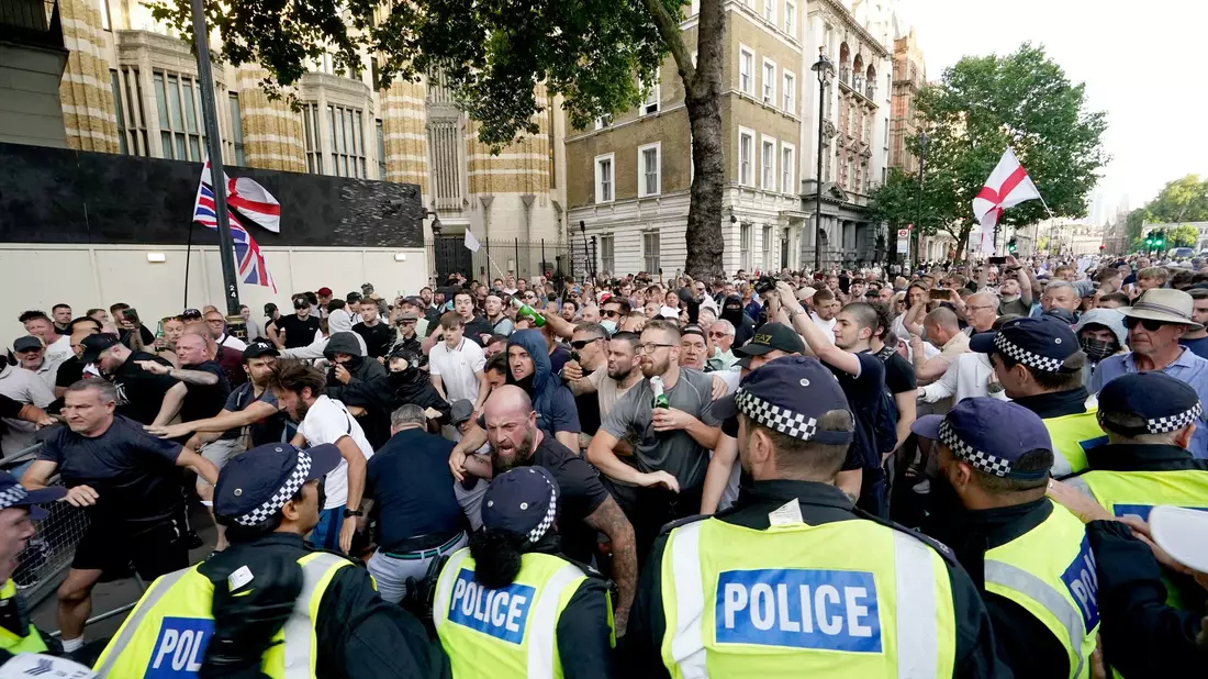 Bei den Ausschreitungen wurden Dutzende Polizisten verletzt. (Archivbild) - Bild: Jordan Pettitt/PA Wire/dpa