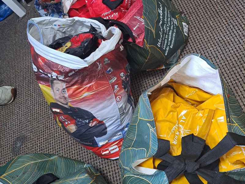 ZOLL-E: Staatsanwaltschaft Dortmund und Zollfahndung Essen:Schlag gegen illegalen Shisha-Tabakhandel,ca. 650 Kilogramm Wasserpfeifentabak, Produktionsanlage, 3.000 Vapes und Bargeld sichergestellt - Foto: presseportal.de