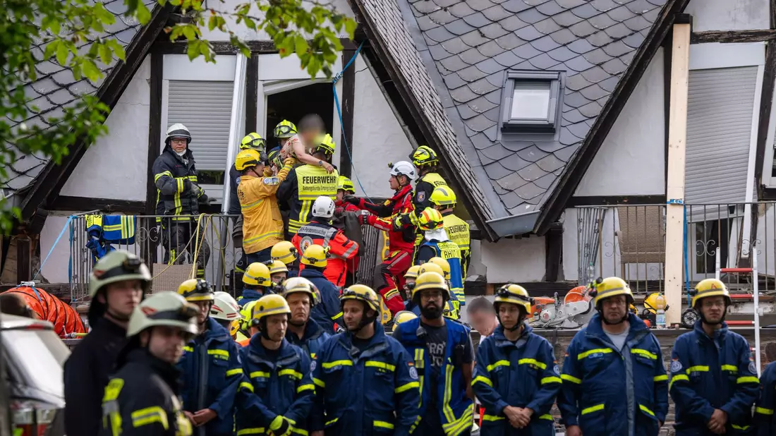 Stundenlanes Bangen und dann ein Glücksmoment, als die ersten Verschütteten gerettet werden können.  - Bild: Harald Tittel/dpa