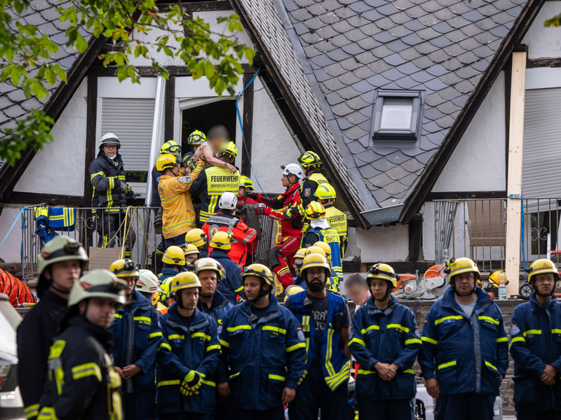 Zahlreiche Rettungskräfte waren am Dienstag und Mittwoch über Stunden im Einsatz. - Foto: Harald Tittel/dpa