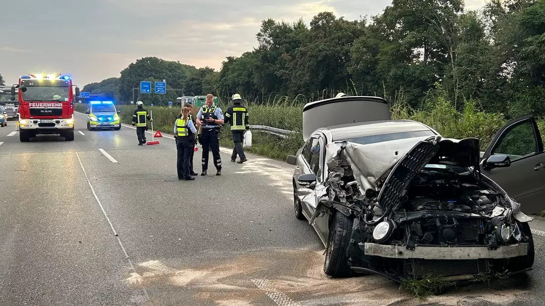 FW Moers: Verkehrsunfall am Autobahnkreuz Moers / Rettungsgasse hat funktioniert - Bild: presseportal.de
