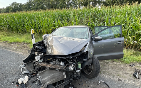 POL-CUX: Verkehrsunfall auf der Wulsbütteler Straße - 19-jähriger leicht verletzt - Fahrzeug mit Totalschaden (Lichtbild in der Anlage) - Foto: presseportal.de