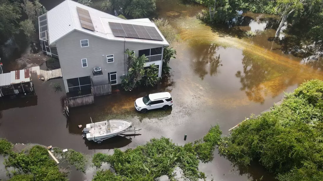Am Mittwoch befand sich der Sturm vorübergehend wieder über dem Meer, an Land blieben überflutete Straßen zurück. - Bild: ---/Tampa Bay Times/ZUMA Press Wire/dpa