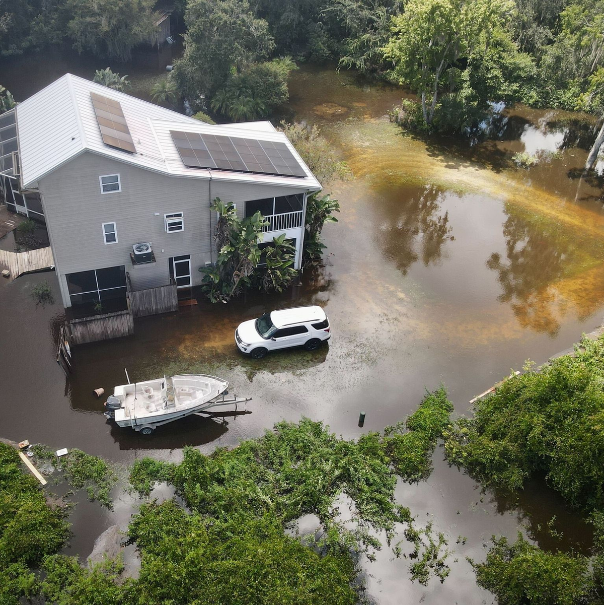 Am Mittwoch befand sich der Sturm vorübergehend wieder über dem Meer, an Land blieben überflutete Straßen zurück. - Foto: ---/Tampa Bay Times/ZUMA Press Wire/dpa