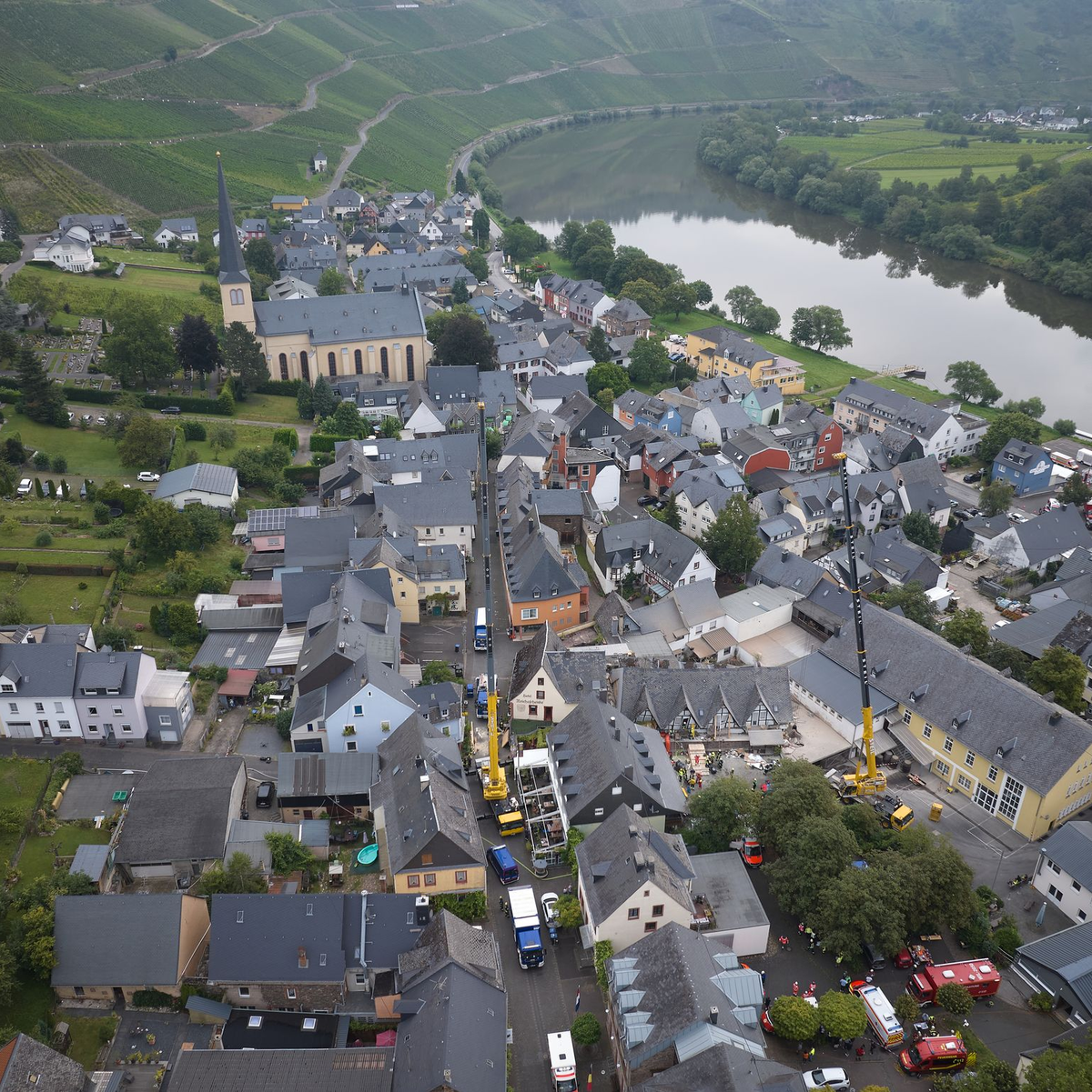 Blick auf das Unglück: Eine Luftaufnahme zeigt das teilweise eingestürzte Hotel in Kröv. - Foto: Thomas Frey/dpa