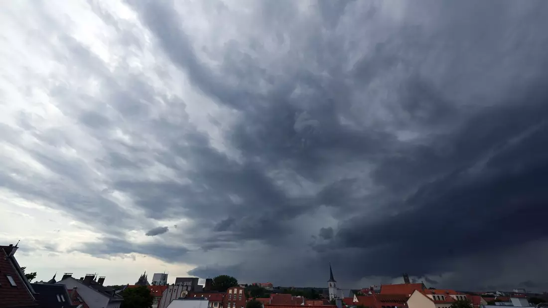 Solche Stürme kommen oft mit orkanartigen Windböen und großen Hagelkörnern. (Archivbild) - Bild: Martin Schutt/dpa