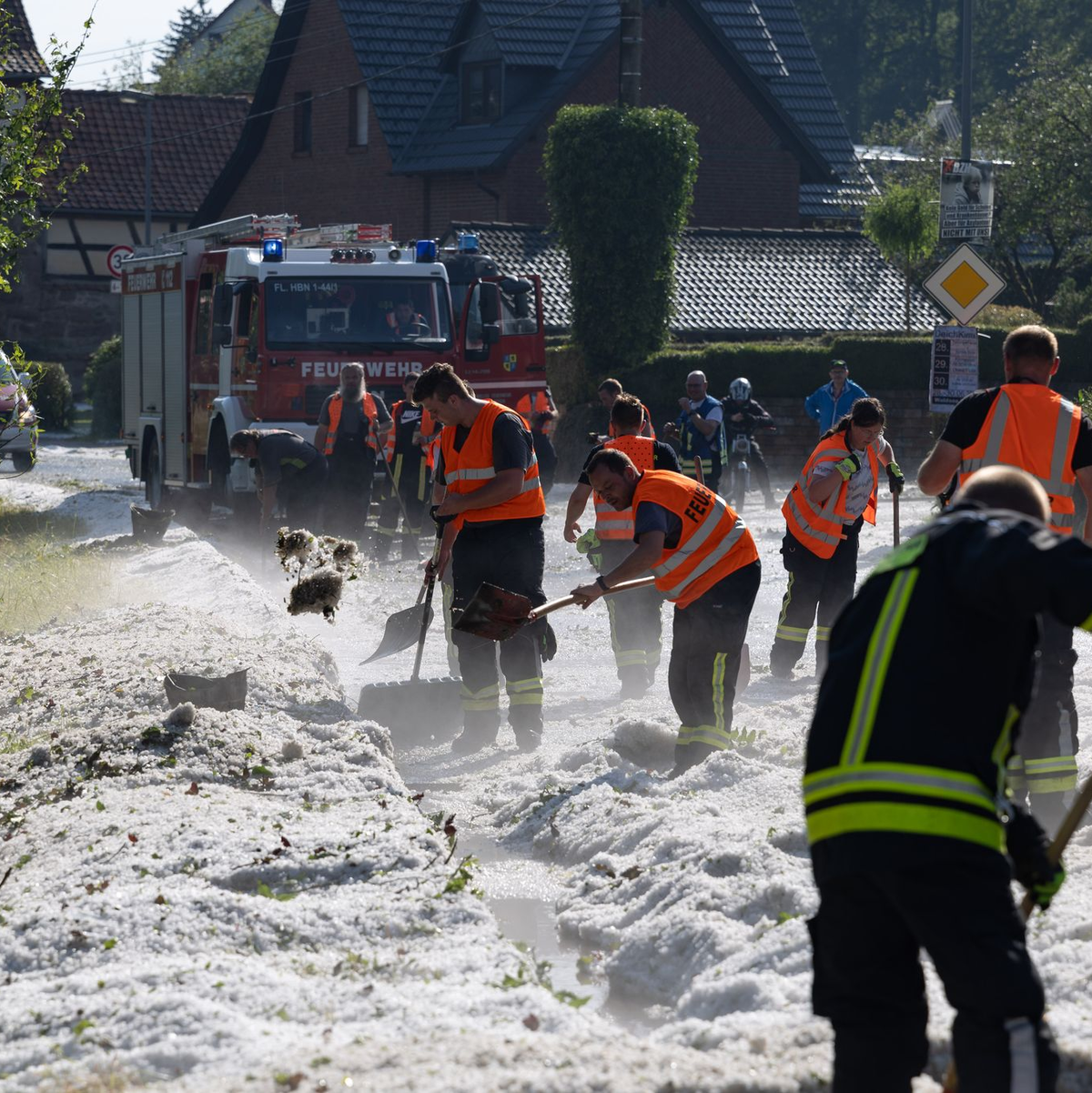 Große Mengen Hagelkörner können wie Schnee im Sommer aussehen. (Archivbild) - Foto: Steffen Ittig/NEWS5/dpa