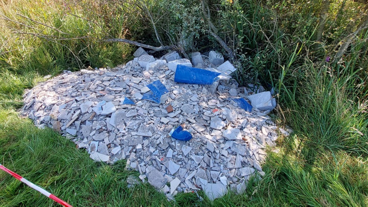 POL-FL: Ostenfeld - Bauschutt im Seitengraben entsorgt - Foto: presseportal.de