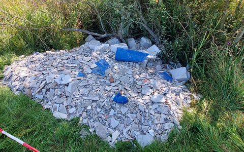 POL-FL: Ostenfeld - Bauschutt im Seitengraben entsorgt - Foto: presseportal.de