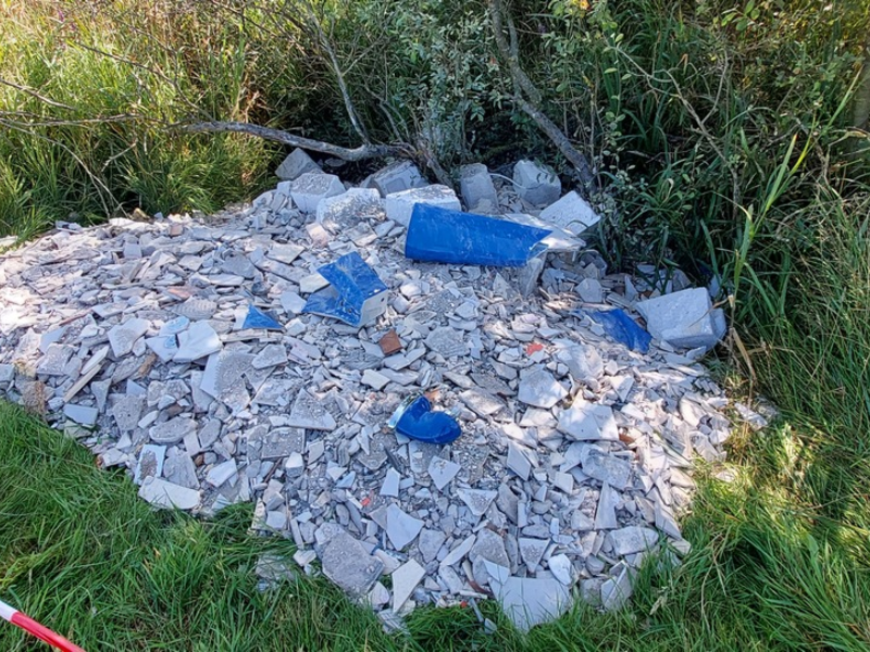 POL-FL: Ostenfeld - Bauschutt im Seitengraben entsorgt - Foto: presseportal.de