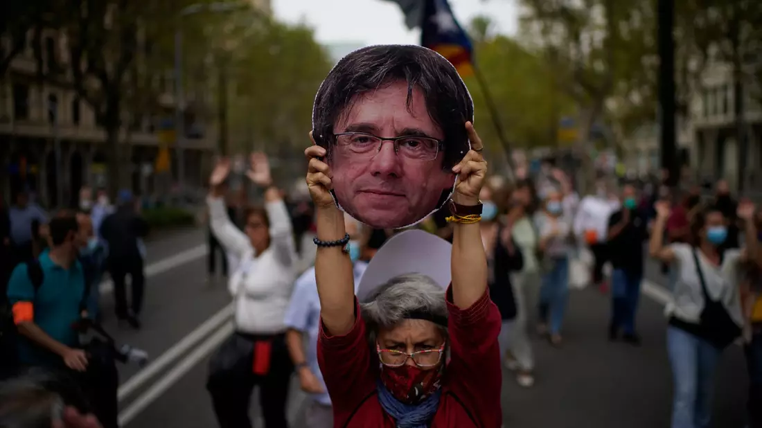 Die Partei Puigdemonts hat zu einem offiziellen Empfang Puigdemonts im Zentrum von Barcelona aufgerufen. - Bild: Joan Mateu/AP/dpa
