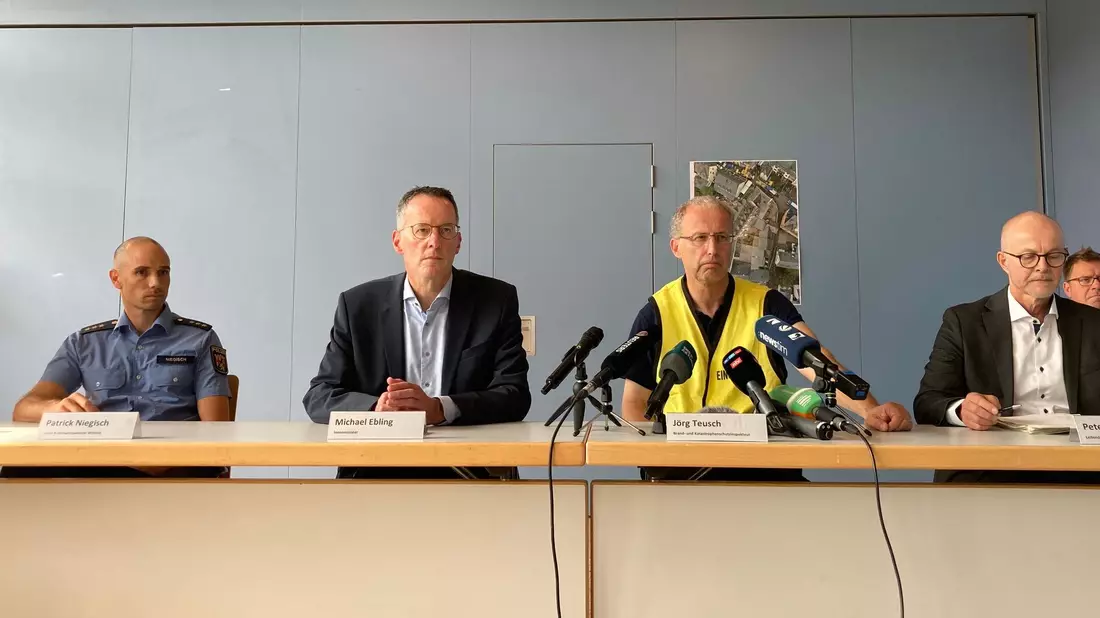 Einsatzleiter Jörg Teusch (mit gelber Weste) gab tiefe Einblicke in seine Gefühlswelt.  - Bild: Birgit Reichert/dpa