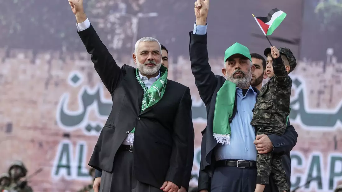 Sinwar (r) übernimmt nun auch die Agenden des getöteten Vorsitzenden des Hamas-Politbüros, Ismail Hanija (l). (Archivbild) - Bild: picture alliance / Wissam Nassar/dpa