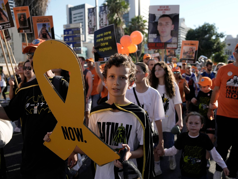 T-Shirt mit Bibas-Familie. (Archivbild) - Foto: Mahmoud Illean/AP/dpa