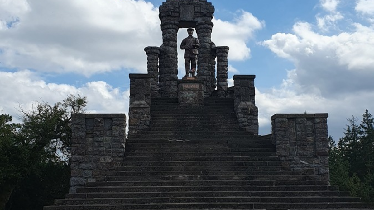 LPI-GTH: Denkmal beschädigt - Zeugen gesucht - Foto: presseportal.de
