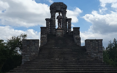 LPI-GTH: Denkmal beschädigt - Zeugen gesucht - Foto: presseportal.de