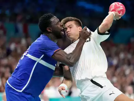 Spielmacher Juri Knorr legte gegen Frankreich gut los.  - Foto: Brian Inganga/AP/dpa