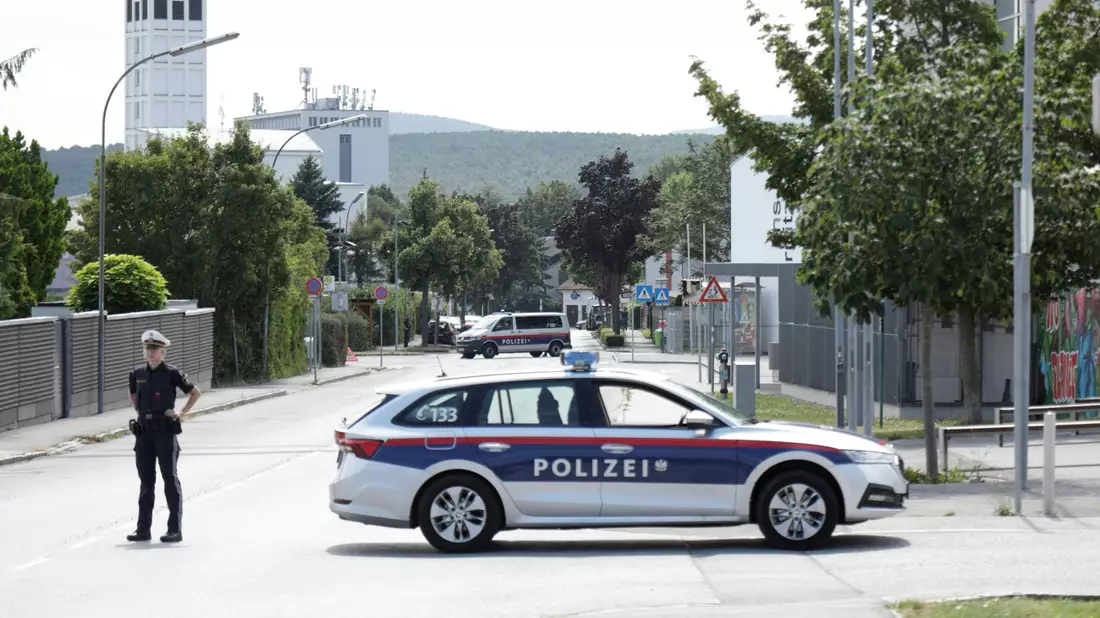Das Gebiet rund um die Wohnung des Verdächtigen wurde großräumig abgesperrt. - Bild: Alex Halada/APA/dpa
