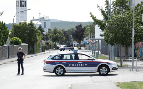 Das Gebiet rund um die Wohnung des VerdĂ€chtigen wurde groĂrĂ€umig abgesperrt. - Foto: Alex Halada/APA/dpa Das Gebiet rund um die Wohnung des VerdĂ€chtigen wurde groĂrĂ€umig abgesperrt. - Foto: Alex Halada/APA/dpa