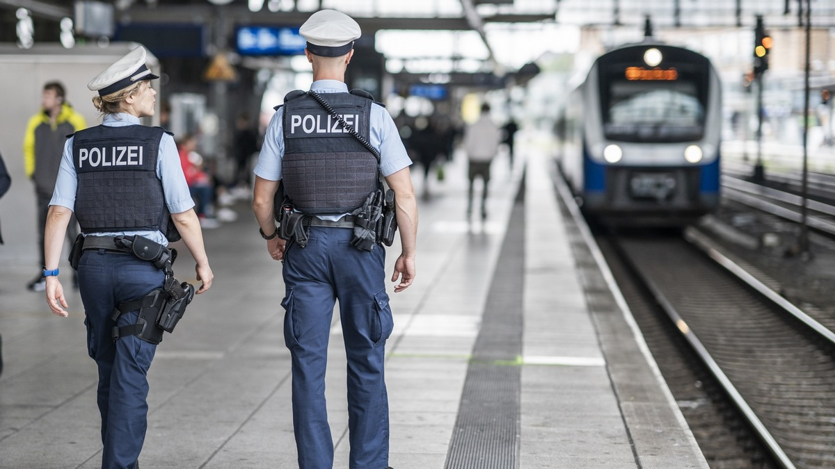 BPOL-HB: Riskante Flucht in Bremen: Bundespolizei holt Männer aus Bahngleisen - Foto: presseportal.de