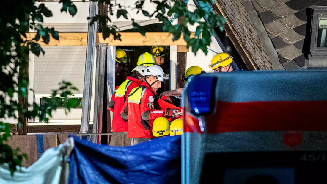 Einsatzkräfte bergen am späten Mittwochabend die letzte Überlebende. - Bild: Laszlo Pinter/dpa