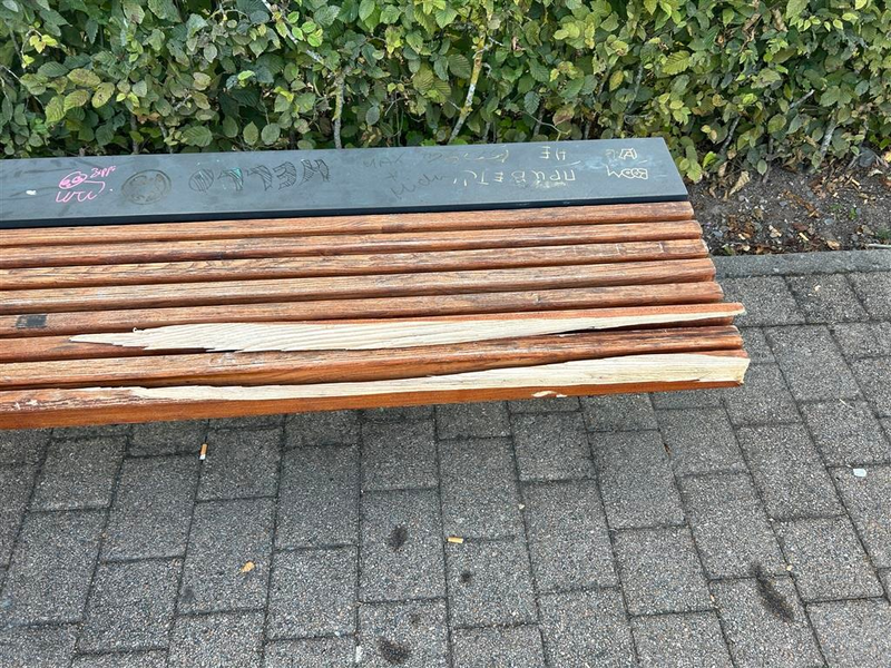 POL-PDWIL: Sachbeschädigung einer Sitzbank - Foto: presseportal.de