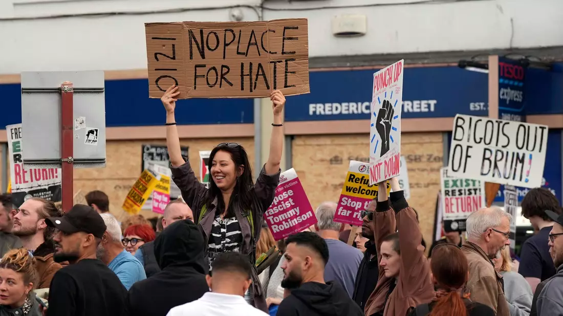 In Großbritannien gehen Menschen gegen Hass und Rasismus auf die Straße. - Bild: PA Wire/PA/AP