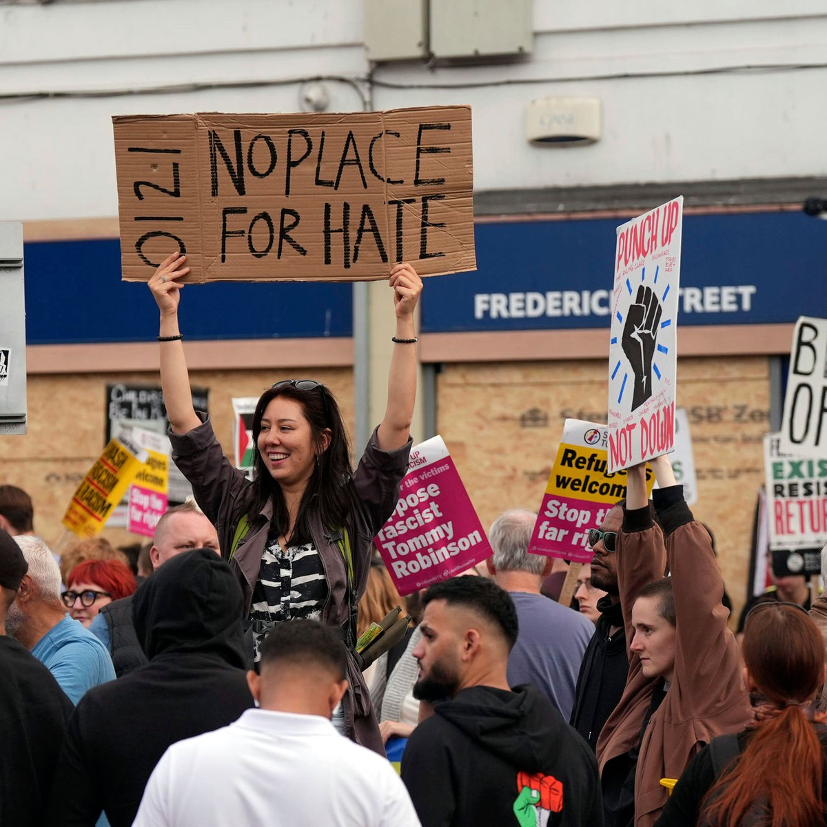 In Großbritannien gehen Menschen gegen Hass und Rasismus auf die Straße. - Foto: PA Wire/PA/AP