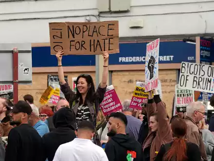 In Großbritannien gehen Menschen gegen Hass und Rasismus auf die Straße. - Foto: PA Wire/PA/AP