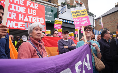 Der Organisation Stand Up to Racism zufolge gingen im ganzen Land etwa 25.000 Menschen gegen rechte Gewalt auf die Straße. (Archivbild) - Foto: Pa Wire/PA Wire/dpa