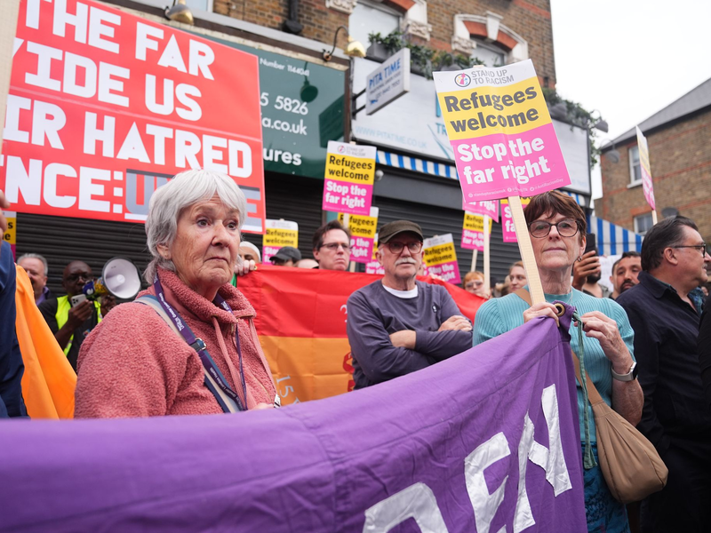 Der Organisation Stand Up to Racism zufolge gingen im ganzen Land etwa 25.000 Menschen gegen rechte Gewalt auf die Straße. (Archivbild) - Foto: Pa Wire/PA Wire/dpa