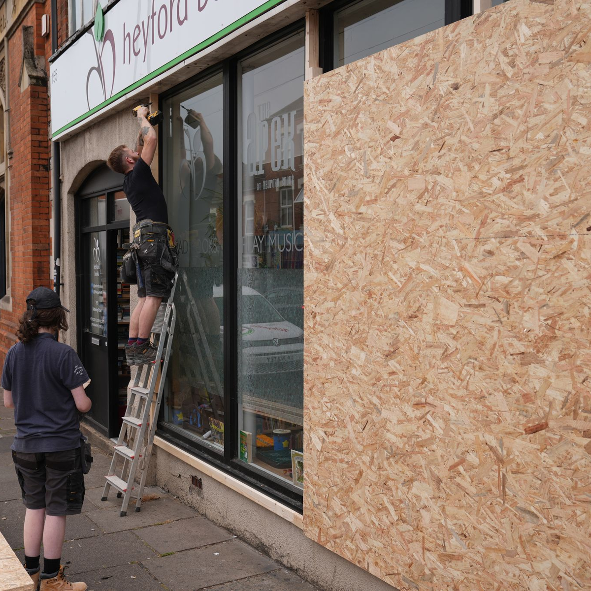 Manche Ladenfronten wurden aus Angst vor neuen Krawallen geschützt. - Foto: Joe Giddens/PA Wire/dpa