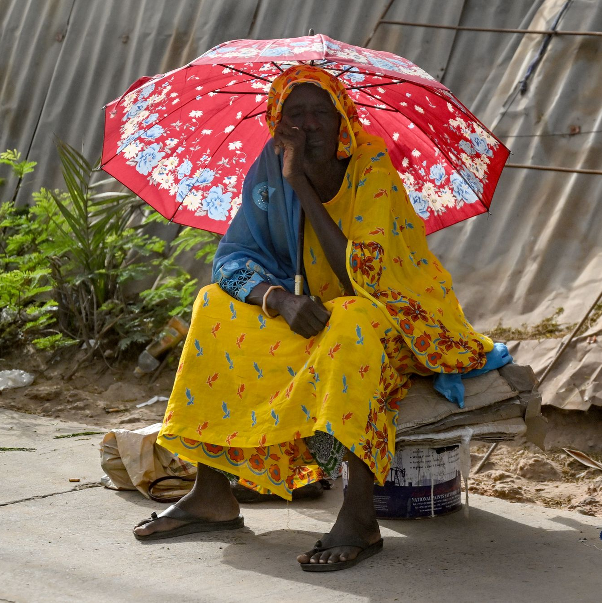 Diese Frau in der Elfenbeinküste schützt sich vor Hitze. Global gesehen war es im Juli wieder außergewöhnlich warm. (Archivbild) - Foto: Britta Pedersen/dpa