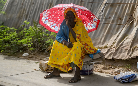 Diese Frau in der Elfenbeinküste schützt sich vor Hitze. Global gesehen war es im Juli wieder außergewöhnlich warm. (Archivbild) - Foto: Britta Pedersen/dpa