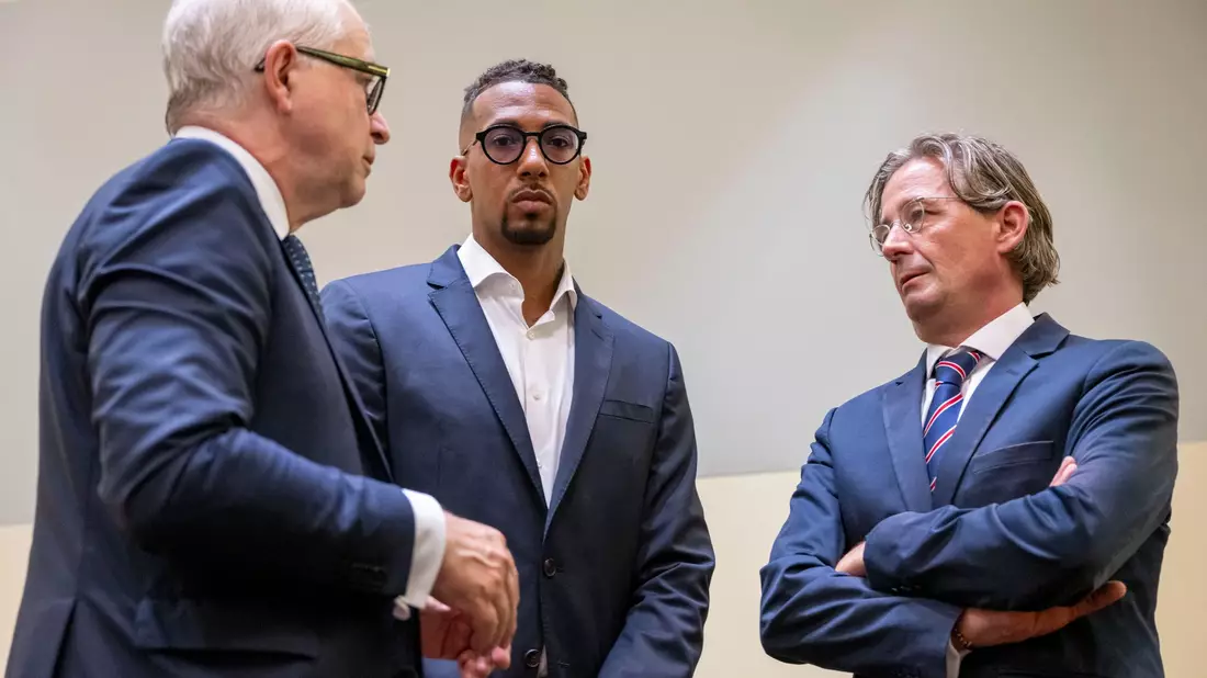 Ein Berliner Gericht prüft eine Klage gegen Ex-Fußball-Nationalspieler Jérôme Boateng wegen Äußerungen über eine Ex-Partnerin. (Archivbild)  - Bild: Peter Kneffel/dpa