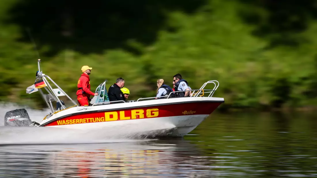 Schwimmen im Fluss ist gefährlich - der DLRG kann immer wieder Vermisste nur noch tot bergen. (Symbolbild) - Bild: Christoph Reichwein/dpa