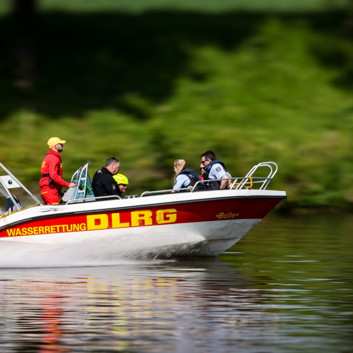 Schwimmen im Fluss ist gefährlich - der DLRG kann immer wieder Vermisste nur noch tot bergen. (Symbolbild) - Foto: Christoph Reichwein/dpa